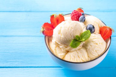 Vanilyalı dondurma kasesi ve taze böğürtlen. Klasik vanilyalı dondurma, çilek, ahududu, böğürtlen, böğürtlen ve kremalı dondurma.