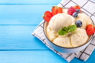 Vanilyalı dondurma kasesi ve taze böğürtlen. Klasik vanilyalı dondurma, çilek, ahududu, böğürtlen, böğürtlen ve kremalı dondurma.