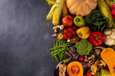 Sonbahar sebze hazırlama akşam yemeği geçmişi. Organik taze sebzeler, balkabağı, mısır, meyve, mantar, salata yaprakları, yeşillik, fotokopi alanı ile pişirmek için gerekli malzemeler..