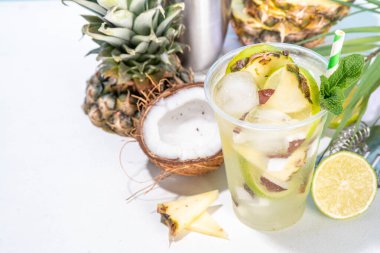 Ananaslı hindistancevizli limonata mojito, yaz buzlu kokteyli, taze meyve ve meyve suyuyla moktail.