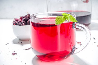 Cam bardakta kırmızı amber çayı. Sağlıklı organik içecek fotokopi alanı