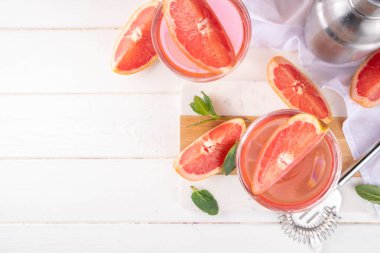 Soğuk şampanyalı greyfurt martini kokteyli. Yaz kokteylini, bir parça greyfurt ve nane şekeriyle bar aletleri ve malzemeleriyle tazeliyorum.
