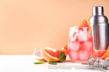 Greyfurtlu margarita ya da soğuk şampanyalı limonata kokteyli. Yaz kokteylini, bir parça greyfurt ve nane şekeriyle bar aletleri ve malzemeleriyle tazeliyorum.