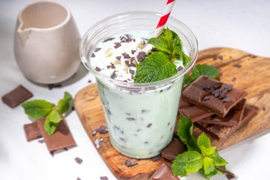 Naneli çikolatalı milkshake kokteyli. Tatlı, çikolatalı kurabiye ve naneli milkshake. Nane yaprağı, çikolata parçacıkları, krem şantili.