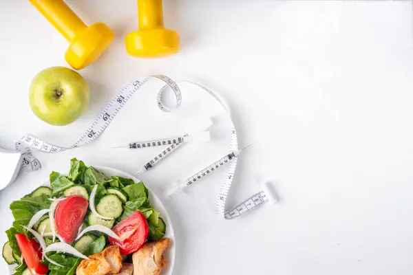 Kilo kaybı enjeksiyonu. İnsülin direnci, diyabet, sağlıklı beslenmeyi zayıflatmak. Hormon enjeksiyonları şırıngalar, mezuralar, dambıllar, dengeli tabak salatası, et ve elma.