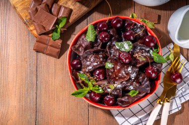 Tatlı çikolatalı vareniki vişneli ve çikolata soslu, şeker tozlu. Geleneksel Ukraynalı, Polonya, Doğu Avrupa pierogi köftesi