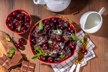 Tatlı çikolatalı vareniki vişneli ve çikolata soslu, şeker tozlu. Geleneksel Ukraynalı, Polonya, Doğu Avrupa pierogi köftesi