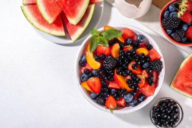 Yaz meyveli salata ve tapyoka incileri. Beyaz masa arkasında karpuz, çilek, yabanmersini ve balonlu çay toplarıyla sağlıklı diyet ferahlatıcı salata fotokopi alanı