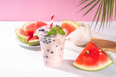 Karpuzlu boba topları köpüklü çay kokteyli. Sütsüz milkshake kokteylini boba topları ve arka planda karpuz dilimleri ile tazeliyorum. Yaz süslenmiş tatlı tatlı buzlu içecek 