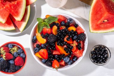 Yaz meyveli salata ve tapyoka incileri. Beyaz masa arkasında karpuz, çilek, yabanmersini ve balonlu çay toplarıyla sağlıklı diyet ferahlatıcı salata fotokopi alanı