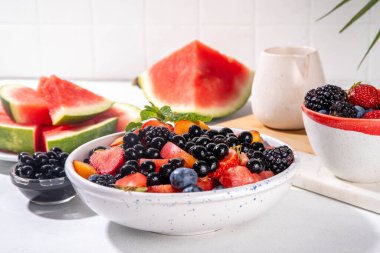 Yaz meyveli salata ve tapyoka incileri. Beyaz masa arkasında karpuz, çilek, yabanmersini ve balonlu çay toplarıyla sağlıklı diyet ferahlatıcı salata fotokopi alanı