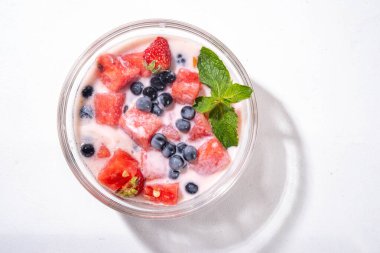 Subak Hwachae kokteyli, Kore geleneksel karpuz kokteyli. Meyve dilimleri, tapyoka boba incileri, parti için cam ve kase, fotokopi alanı.