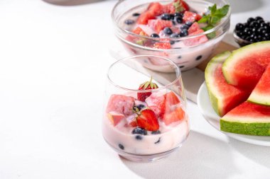 Subak Hwachae kokteyli, Kore geleneksel karpuz kokteyli. Meyve dilimleri, tapyoka boba incileri, parti için cam ve kase, fotokopi alanı.