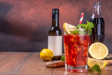 Kola ve şarap ekşi alkollü içecek, Kalimotxo veya kalimocho alkollü buzlu, limonlu ve naneli kokteyl, fotokopi alanı.