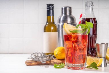 Kola ve şarap ekşi alkollü içecek, Kalimotxo veya kalimocho alkollü buzlu, limonlu ve naneli kokteyl, fotokopi alanı.