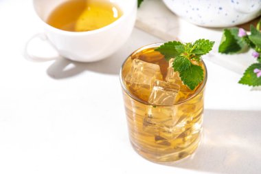 Bitki çiçeği, ısırgan otu buzlu çay, ölü ısırgan otu ve buz küpleriyle aşılanmış soğuk bir içecek, kopyalama alanı.