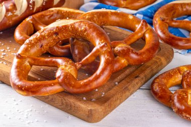  Mutfak masasında ev yapımı bavyera krakerleri geleneksel Ekim Festivali, Bavyera, Alman kahvaltısı çörekleri 