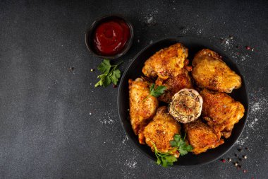 Izgara bbq kavrulmuş baharatlı tavuk budu ketçap sosu ve baharat, ev yapımı barbekü küsü bacakları... 