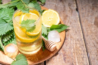 Isırgan Çayı soğuk bitki içeceği, buzlu çay ya da limonata. Organik doğal bitkisel çay kafeinsiz, organik çiğ ısırgan otu yapraklarıyla yapılır. Alternatif bitkisel ilaç. Isırgan otu, urtica.