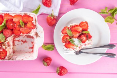 Yaz çilekli tiramisu tatlısı yaz tiramisu kekinin taze çilekli, mascarpone ve savoyardi soslu versiyonu.