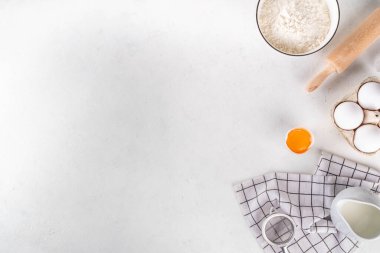 Fırın malzemeleri, un, süt, yumurta, merdane. Basit pasta pişirme düz üst görünüm kenarı yatıyordu