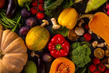 Sonbahar sebze hazırlama akşam yemeği geçmişi. Organik taze sebzeler, balkabağı, mısır, meyve, mantar, salata yaprakları, yeşillik, fotokopi alanı ile pişirmek için gerekli malzemeler..