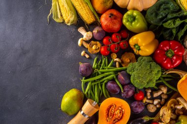 Sonbahar sebze hazırlama akşam yemeği geçmişi. Organik taze sebzeler, balkabağı, mısır, meyve, mantar, salata yaprakları, yeşillik, fotokopi alanı ile pişirmek için gerekli malzemeler..