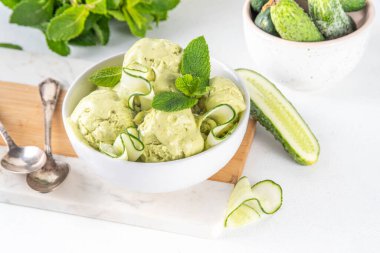 Sağlıklı vejetaryen salatalıklı dondurma, muzdan, avokadodan, salatalıktan, limondan ve naneden yapılmış vejetaryen çiğ dondurmalı dondurma.