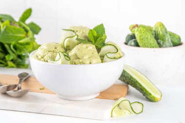 Sağlıklı vejetaryen salatalıklı dondurma, muzdan, avokadodan, salatalıktan, limondan ve naneden yapılmış vejetaryen çiğ dondurmalı dondurma.