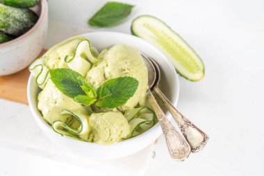 Sağlıklı vejetaryen salatalıklı dondurma, muzdan, avokadodan, salatalıktan, limondan ve naneden yapılmış vejetaryen çiğ dondurmalı dondurma.