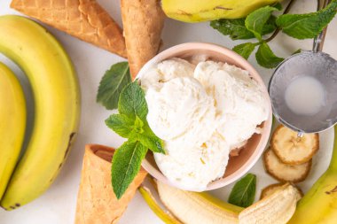 Vejetaryen çiğ muz dondurması, dondurulmuş muz dondurması, şerbet veya dondurmalı dondurma taze muz, nane ve waffle dondurması, kopyalama alanı.