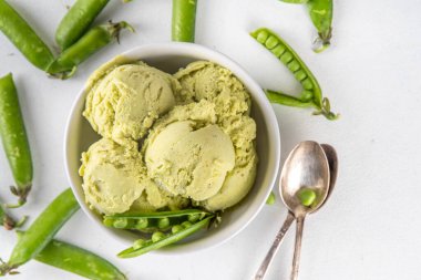 Sağlıklı vejetaryen yeşil bezelye dondurması, Alternatif vejetaryen çiğ dondurmalı dondurma, muz ve taze bezelyeli tatlı.