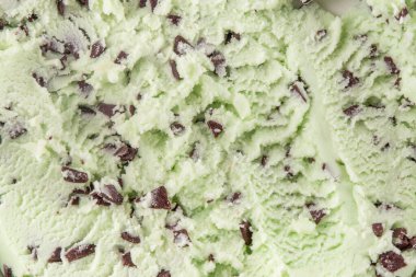 Naneli çikolatalı dondurma. Küçük porsiyonlu kase, geleneksel naneli ve çikolatalı dondurulmuş dondurma ve beyaz masada waffle konileri. 