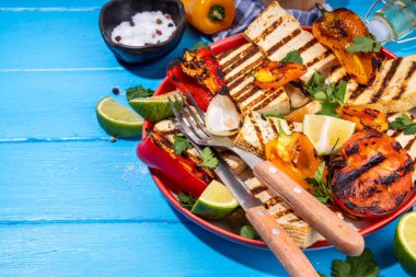 Yaz vegan barbekü tarifi. BBQ sağlıklı dengeli vejetaryen yemekleri, ızgara tofu peynirli sebzeli biftekler., 