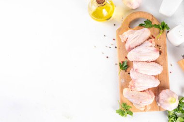 Tavuk kanatları pişirme arka planı çiğ tavuk kanatları, baharatlar ve baharatlar. BBQ, ızgara tavuk eti hazırlama arka plan fotokopi alanı üst görünümü