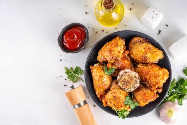 Izgara bbq kavrulmuş baharatlı tavuk budu ketçap sosu ve baharat, ev yapımı barbekü küsü bacakları... 