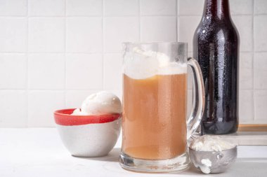 Dondurma birası yüzen kokteyl, yaz soğuk içeceği alkollü içecek, bira bardağında yüzen kök birası, fotokopi alanı
