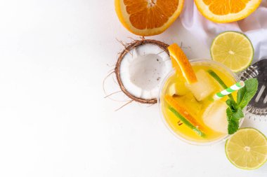 Portakallı hindistancevizli limonata mojito, yaz buzlu kokteyli, taze meyve ve meyve suyuyla moktail.