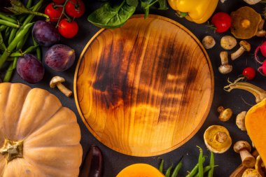 Sonbahar sebze hazırlama akşam yemeği geçmişi. Organik taze sebzeler, balkabağı, mısır, meyve, mantar, salata yaprakları, yeşillik, fotokopi alanı ile pişirmek için gerekli malzemeler..