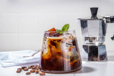 Koyu espresso kahvesi, jelatin ya da agar ve krema ile yapılmış jöleli kahve. Asya soğuk kahve tatlısı kohii zerii kanten beyaz masa arkaplan fotokopi alanı