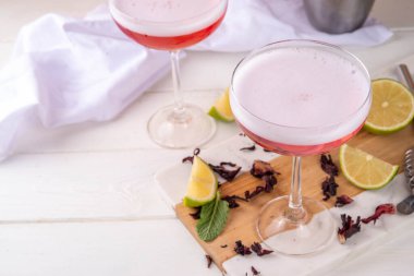 Hibiscus alkollü kokteyl, mocktail, hibiscus martini buzlu, limonlu ve nane aromalı martini.