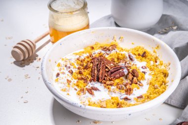 Yoğurtlu ve cevizli balkabaklı yulaf ezmesi, sağlıklı sonbahar kahvaltısı tarifi.