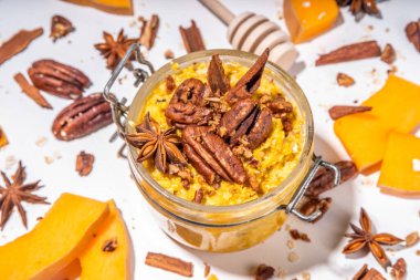 Yoğurtlu ve cevizli balkabaklı yulaf ezmesi, sağlıklı sonbahar kahvaltısı tarifi.