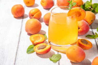 Kayısı mojito ya da limonata soğuk meyve suyu, yaz buzlu meyve suyu nane ve limonlu moktail, beyaz ahşap masa.