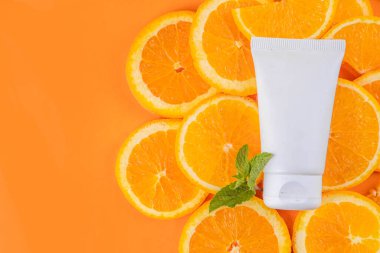Turuncu turunçgil C vitamini yüz bakımı - krem, serum. maske, yüz temizleyici, antioksidan nemlendirici cilt bakımı ve makyaj konsepti, taze portakal dilimleri