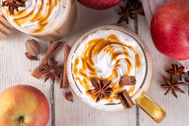 Elmalı turta baharatlı latte içeceği, elmalı turta şurubu ve baharatlı sıcak sonbahar kahvesi, taze kırmızı elmalar, tarçın, anason, kopyalama alanı.