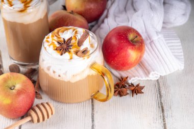 Elmalı turta baharatlı latte içeceği, elmalı turta şurubu ve baharatlı sıcak sonbahar kahvesi, taze kırmızı elmalar, tarçın, anason, kopyalama alanı.