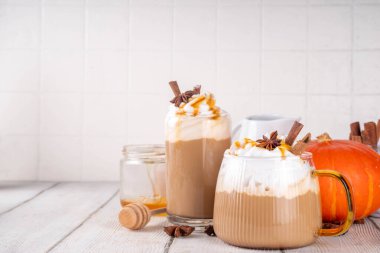 Balkabağı turtası baharatlı latte içeceği, kabak turtası şurubu ve baharatlı sıcak sonbahar kahve içeceği, taze portakal kabağı, tarçın, anason, kopyalama alanı.