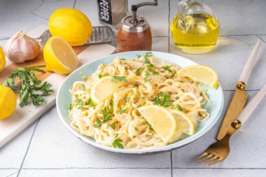 Ev yapımı limonlu biberli makarna, limonlu ve biberli limonlu spagetti, kopyalama alanı.