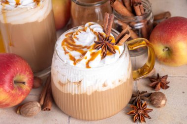 Elmalı turta baharatlı latte içeceği, elmalı turta şurubu ve baharatlı sıcak sonbahar kahvesi, taze kırmızı elmalar, tarçın, anason, kopyalama alanı.